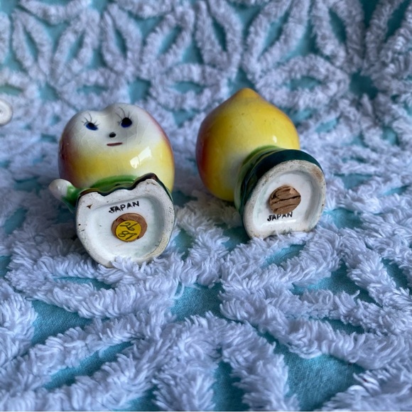 Vintage anthropomorphic salt & pepper shaker set sweet sad peaches fruits - Picture 6 of 6